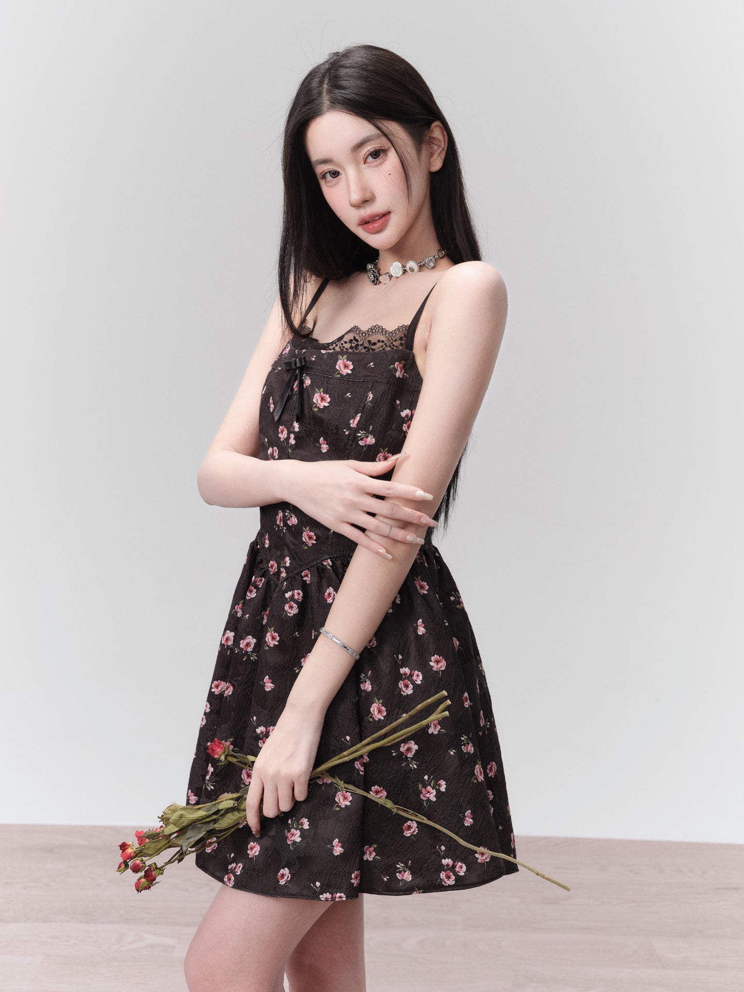 Dropping Rose Garden" - Exquisite floral dress, exuding a romantic and elegant atmosphere, perfect for a charming date.