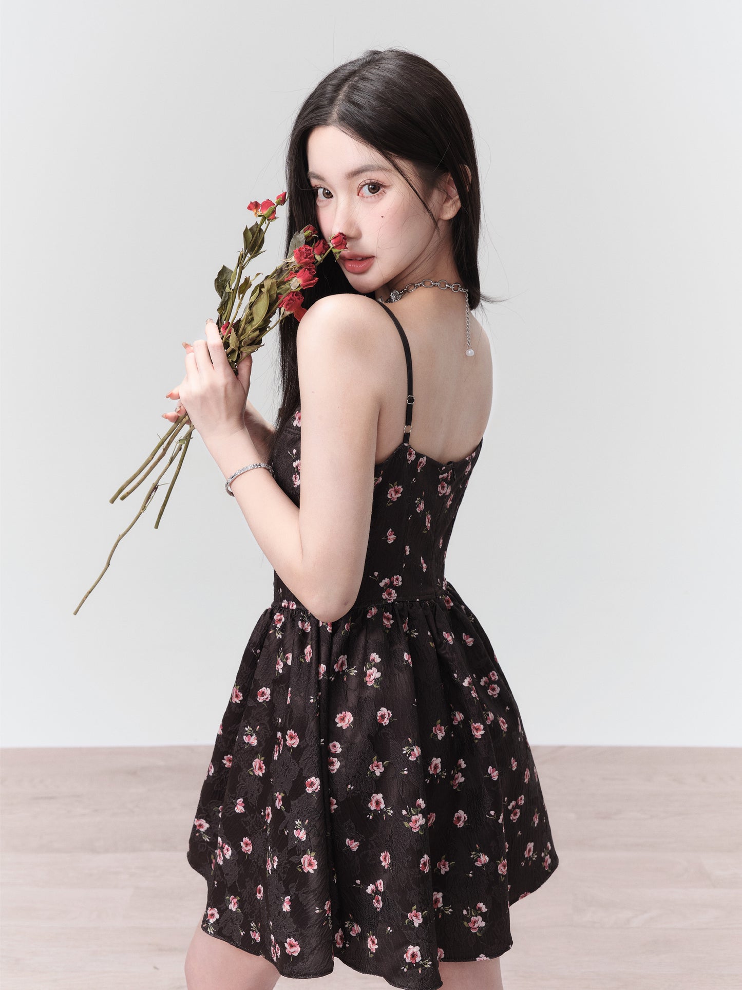 Dropping Rose Garden" - Exquisite floral dress, exuding a romantic and elegant atmosphere, perfect for a charming date.