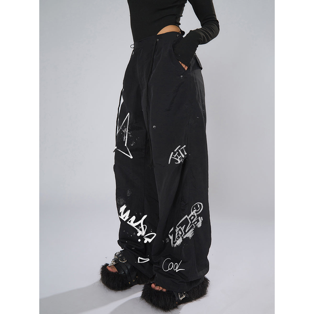 AN JITT's graffiti print work pants for women in spring and summer feature a jazz-inspired new American style with loose black dance pants.