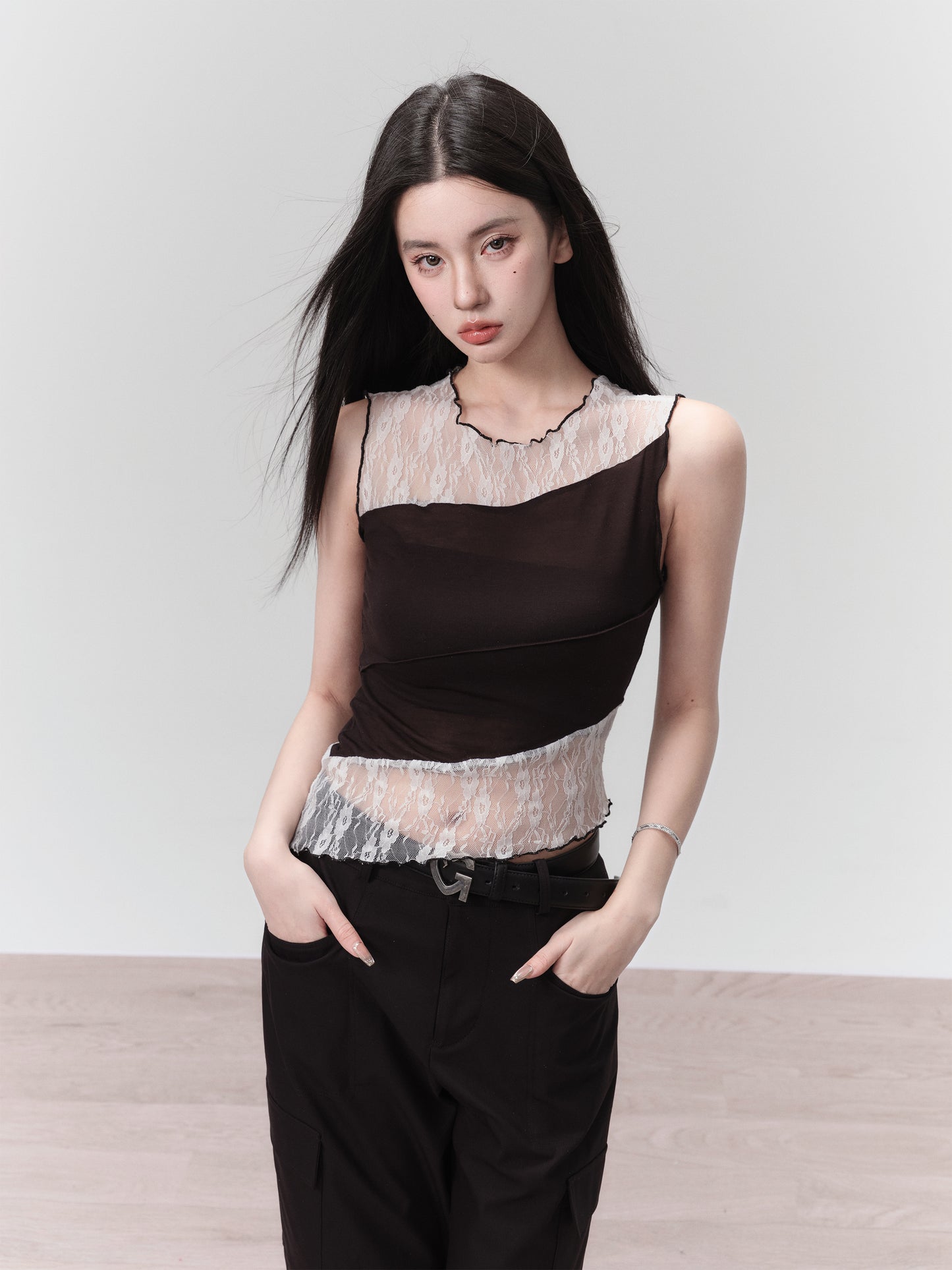 [In stock] Fragileheart Store - Brulee Milk Foam High-End Spicy Girl Vest Sweet and Cool Lace Spliced Top