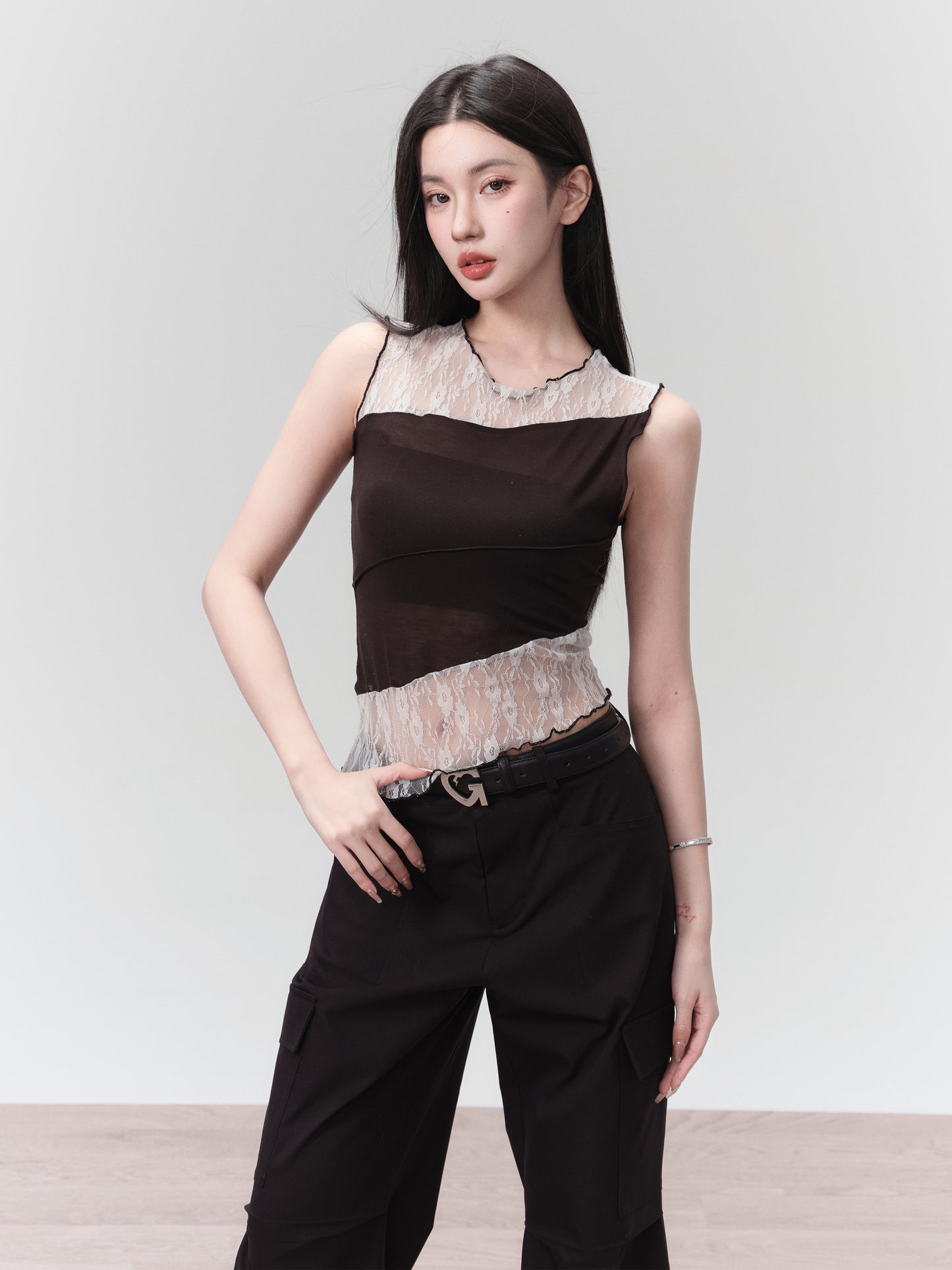 [In stock] Fragileheart Store - Brulee Milk Foam High-End Spicy Girl Vest Sweet and Cool Lace Spliced Top