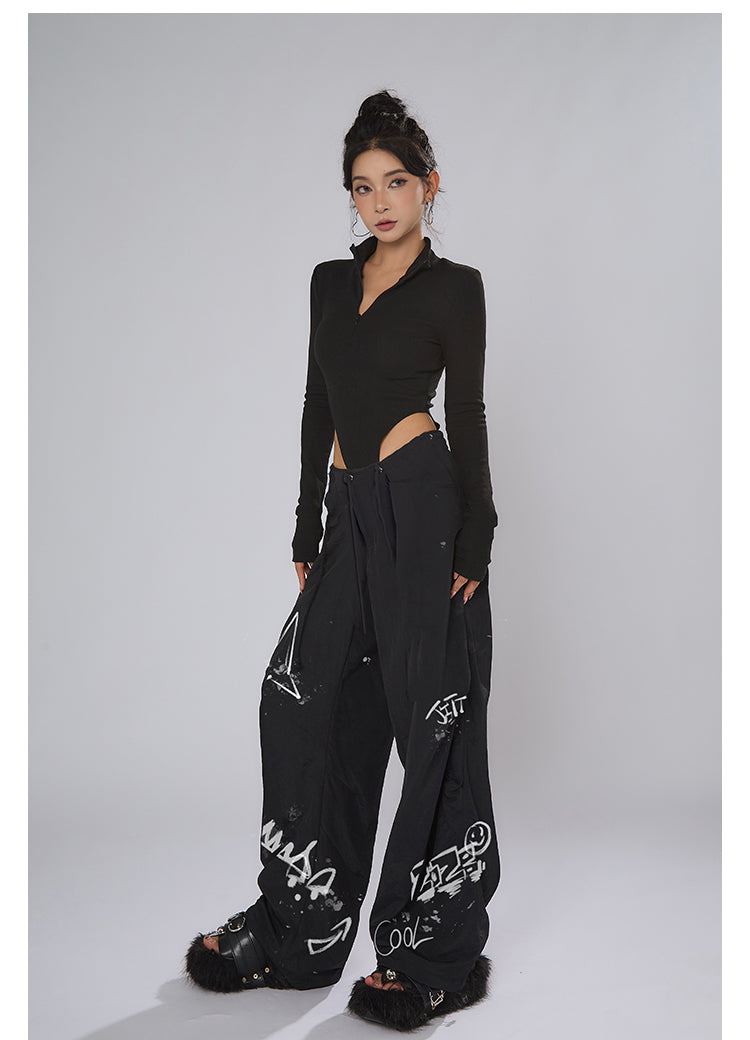 AN JITT's graffiti print work pants for women in spring and summer feature a jazz-inspired new American style with loose black dance pants.