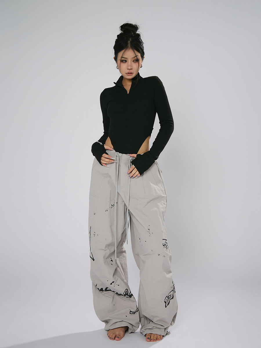 AN JITT's graffiti print work pants for women in spring and summer feature a jazz-inspired new American style with loose black dance pants.