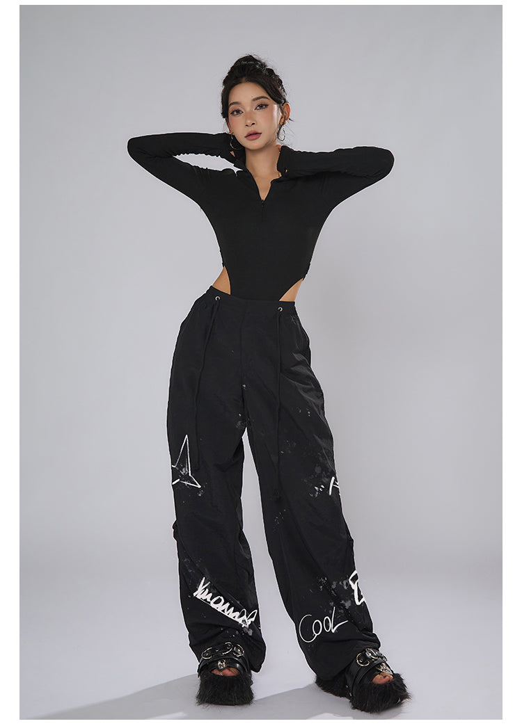 AN JITT's graffiti print work pants for women in spring and summer feature a jazz-inspired new American style with loose black dance pants.