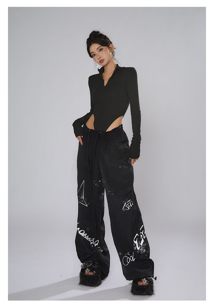 AN JITT's graffiti print work pants for women in spring and summer feature a jazz-inspired new American style with loose black dance pants.